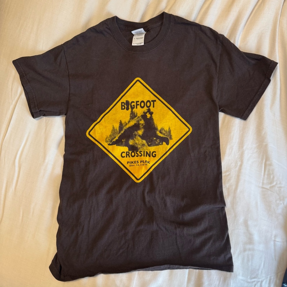 Bigfoot Crossing Pike’s Peak Colorado Graphic Tee - Brown & Yellow unisex Size S